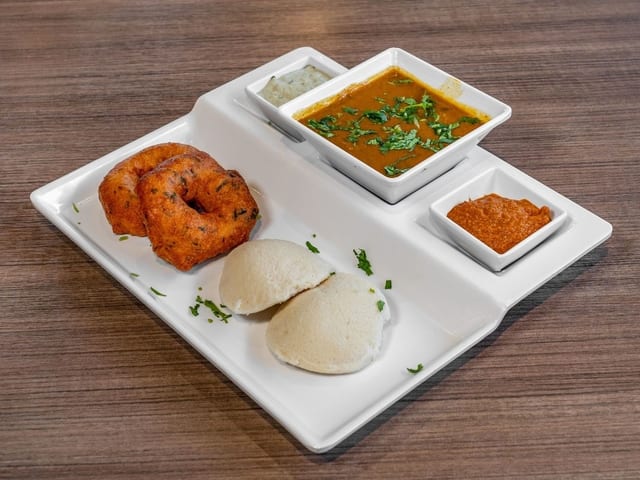Idli Vada Platter(2 Idli & 2 Vada).